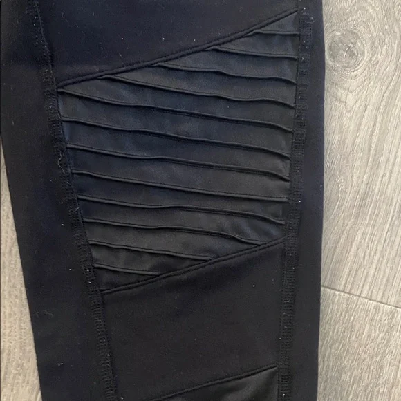 ALO Yoga Black Leggings with Ribbed Accents - Picture 3 of 7